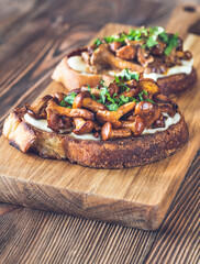 Sandwiches with fried chanterelles
