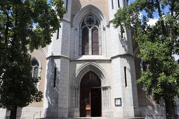 Fototapeta na wymiar Eglise catholique Saint Jean Baptiste vue de l'extérieur, ville d'Albertville, département Savoie, France