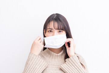 コロナ対策でマスクをする女性