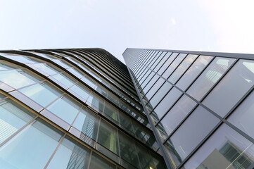 Fototapeta na wymiar modernes Gebäude mit blick nach oben