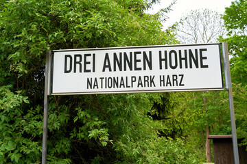 Ortsschild auf einem Bahnsteig im Bahnhof von Drei Annen Hohne im Nationalpark Harz