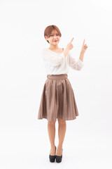 Fototapeta premium 白背景で指さしする女性