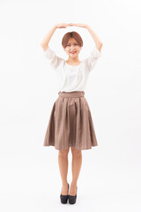 白背景で指さしする女性
