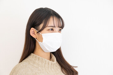 コロナ対策でマスクをする女性