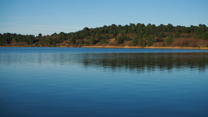 Vue sur un lac  teinté d'un bleu profond