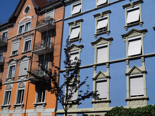fa&ccedil;ade d'immeuble color&eacute; dans la ville - Zurich Suisse en &eacute;t&eacute;