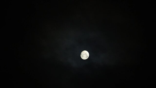夜空　月と雲の動き