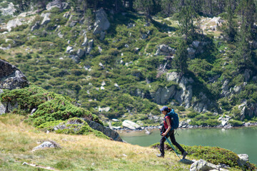 Jeune femme qui randonne à la montagne