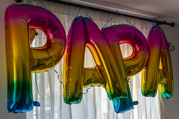 Buchstabenluftballons als Schriftzug Papa zusammengestellt.