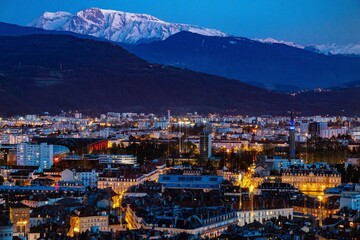 Fototapeta premium Grenoble widziany z góry z górami w tle