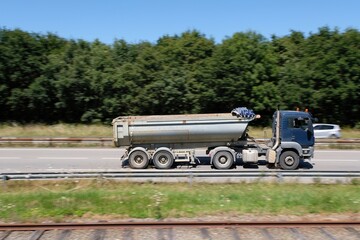 Camion benne roulant sur une voie express en Bretagne
