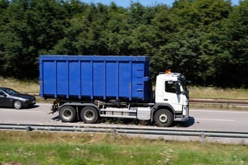 Camion benne roulant sur une voie express en Bretagne © Richard Villalon