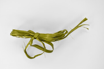 Zielona, nylonowa wstążka na różnych tłach. © Krzysztof Głowacki