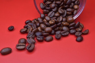 Rozsypana, brązowa kawa na kolorowych tłach.