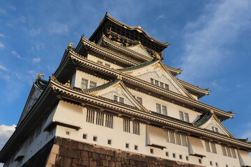 Fototapeta na wymiar 斜めから見上げる大阪城