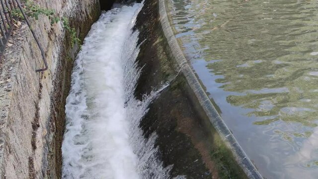 Agua sobrante en la darsena del Canal de Castilla de Valladolid