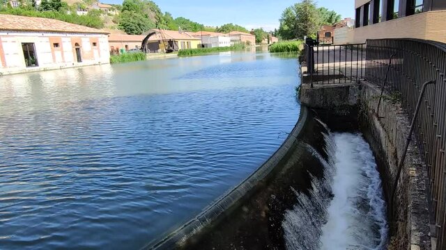 Darsena y sobrante en el Canal de Castilla a su llegada a Valladolid, Espa&ntilde;a