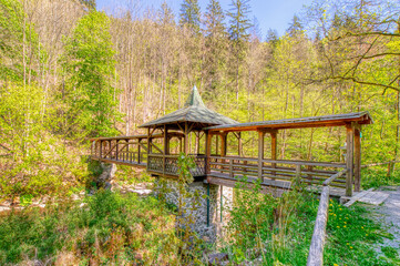 Fototapeta na wymiar Eine überdachte Holzbrücke für Wanderer
