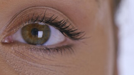 Obraz premium Close-up eye blinking