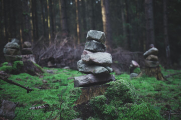 Obraz premium Steinpyramiden am Wegesrand