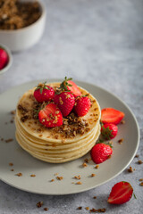 Pancakes avec fraises, miel et granola 