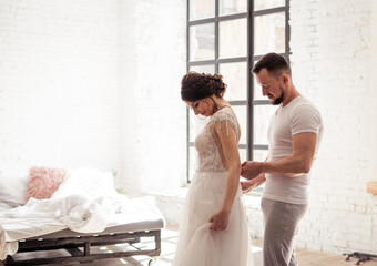 Obraz premium bride dresses with her husband