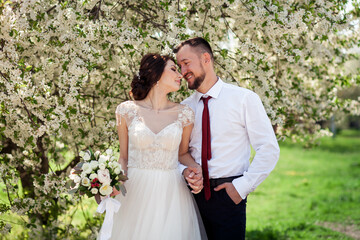  newlyweds near blooming trees