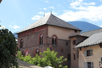 Fototapeta na wymiar La maison rouge à Conflans, cité médiévale d'Albertville, ville d'Albertville, département Savoie, France
