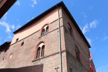 Fototapeta premium La maison rouge à Conflans, cité médiévale d'Albertville, ville d'Albertville, département Savoie, France