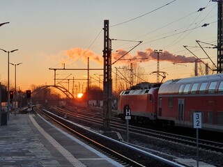 Fototapeta na wymiar Regionalzug fährt in der Morgensonne
