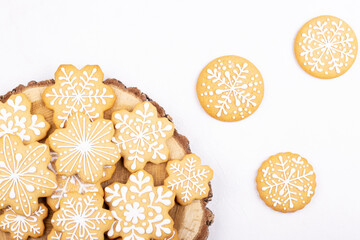 Christmas homemade gingerbread covered with powdered sugar on a pink plate