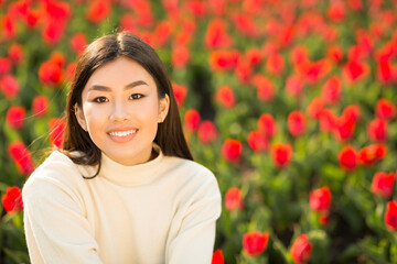 Naklejka premium Portrait of asian girl smiling and looking at camera