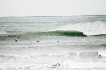 Obraz premium surfers at higgins beach maine in winter