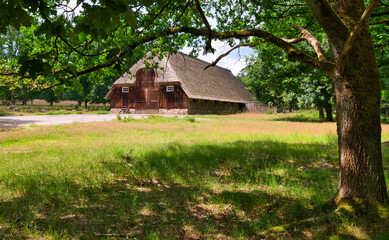 Obraz premium Scheune auf einer Weide in der Lüneburger Heide