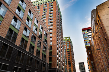 Fensterfront eines modernen Bürogebäudes am  medienhafen in Düsseldorf