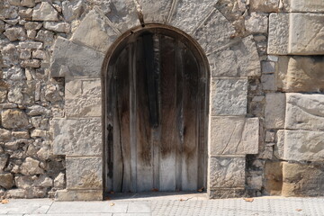 Fototapeta na wymiar Puerta vieja en casa de piedra