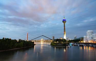 Eine Reihe der wichtigsten Sehenswürdigkeiten von Düsseldorf stehen im Medienhafen nah nebeneinander.