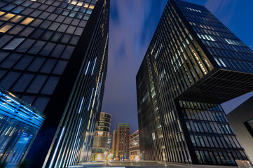 Fensterfront eines modernen B&uuml;rogeb&auml;udes am  medienhafen in D&uuml;sseldorf
