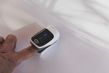 Monitoring oxygen levels at home with a fingertip pulse oximeter device