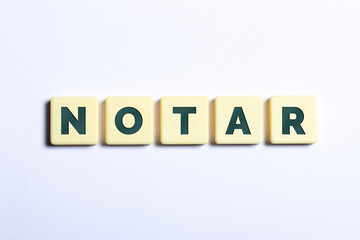 Notar in Buchstaben auf weißem Hintergrund