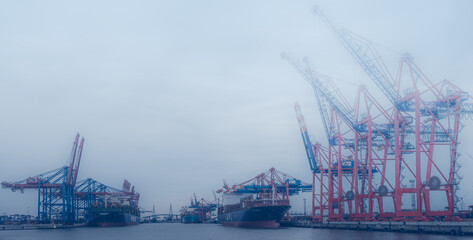 Container Terminal  Eurogate Burchardkai in Hamburg, Beladen und Entladen und die Köhlbrandbrücke