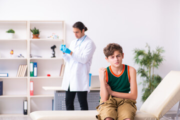 Obraz premium Sick boy visiting young male doctor pediatrician
