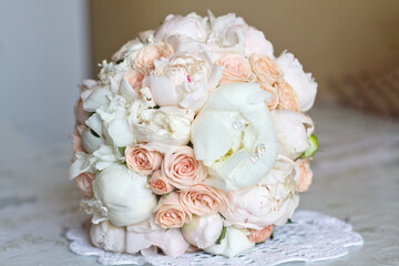 Obraz na płótnie Canvas bright wedding bouquet of summer white pink flowers