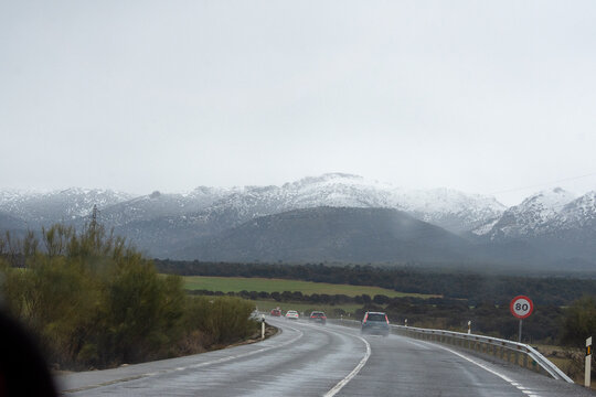 La nieve ni siquiera susurr&oacute; su camino a la tierra, sino que parec&iacute;a salar la noche con silencio