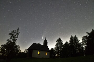 Komet Neowise und Kapelle
