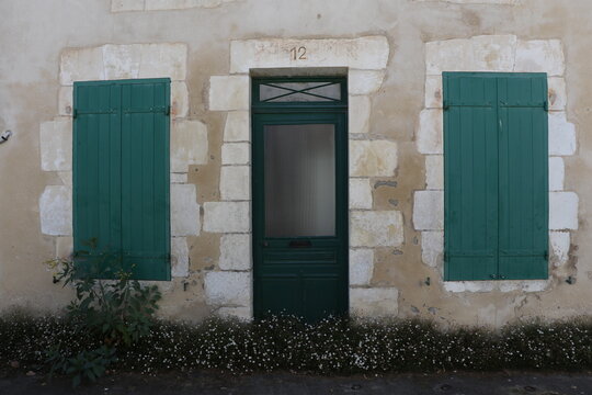 Maison typique de La Flotte avec fa&ccedil;ade blanche et volets traditionnels de l'&Icirc;le de R&eacute;