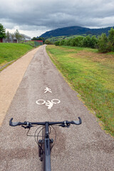 carril bici y bicicleta en medio de un paisaje