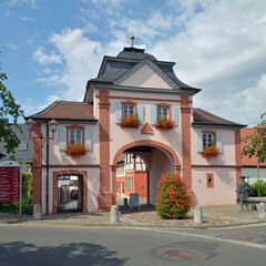 oberes stadttor am historischen ortskern von göllheim