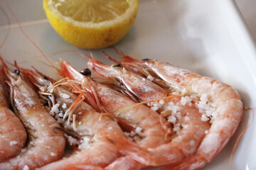 Grilled prawns dish with salt