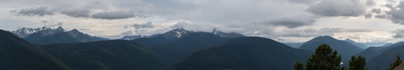 Obraz premium View of the mountains at Cascade Lookout on the Alpine Meadows Road , British Columbia 